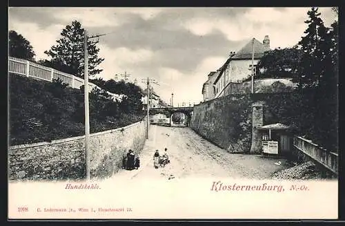 AK Klosterneuburg /N.-Oe, Strasse Hundskehle mit Kiosk