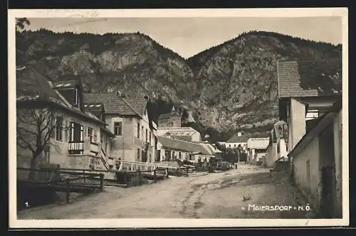 AK Maiersdorf /N.-Ö., Ortspartie mit Blick auf die Berge