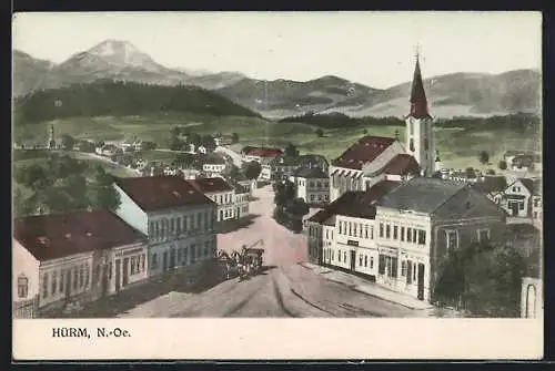 AK Hürm /N.-Oe., Ortsansicht mit der Kirche gegen die Berge