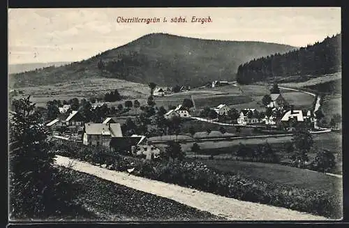 AK Oberrittersgrün i. sächs. Erzgeb., Ortsansicht gegen das Gebirge