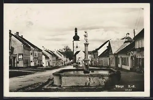 AK Thaya /N.-Ö., Brunnen mit Blick auf die Kirche