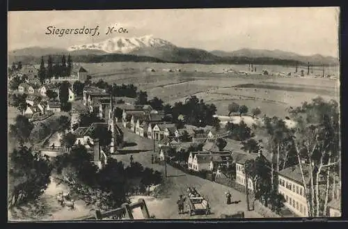 AK Siegersdorf /N.-Oe., Ortsansicht gegen ein Bergmassiv