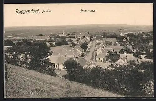 AK Raggendorf /N.-Oe., Ortsansicht mit der Hauptstrasse vom Berg aus