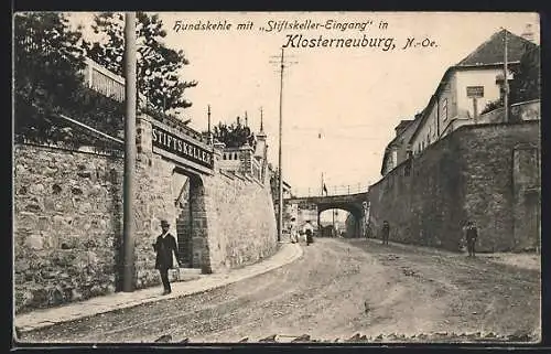 AK Klosterneuburg /N.-Oe., Hundskehle mit Stiftskeller-Eingang