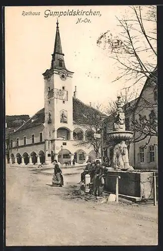 AK Gumpoldskirchen /N.-Oe., Passanten am Platz vor dem Rathaus