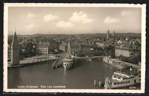 AK Lindau /Bodensee, Blick vom Leuchtturm auf Hafen und Dampfer