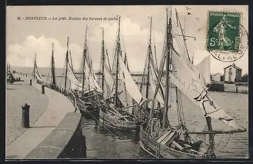 AK Honfleur, La jetée, Station des barques de peche