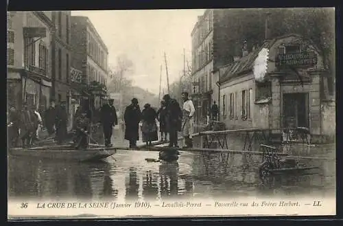 AK Levallois-Perret, Crue de la Seine Janvier 1910, Passerelle Rue des Freres Herbert