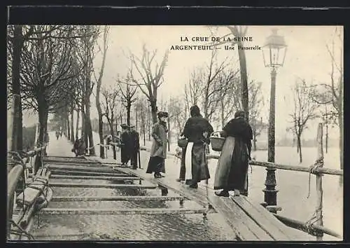 AK Argenteuil, La Crue de la Seine, Une Passerelle