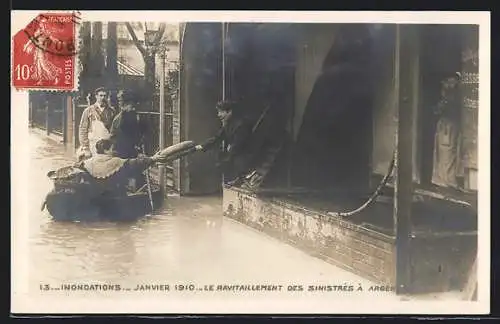 AK Argenteuil, La Crue de la Seine 1910, Le RAvitaillement des Sinistres