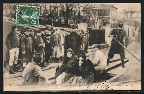 AK Asnières, Crue de la Seine 1910, Sauvetage des Riverains par le Genie