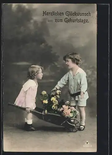 Foto-AK Photochemie Berlin Nr. 4258-6: Kleines Mädchen im rosanen Kleid schiebt Rosen vor kleinen Jungen