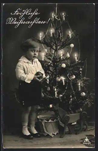 Foto-AK Photochemie Berlin Nr. 5961 /2: Kleines Kind mit Geschenken vor geschmücktem Christbaum