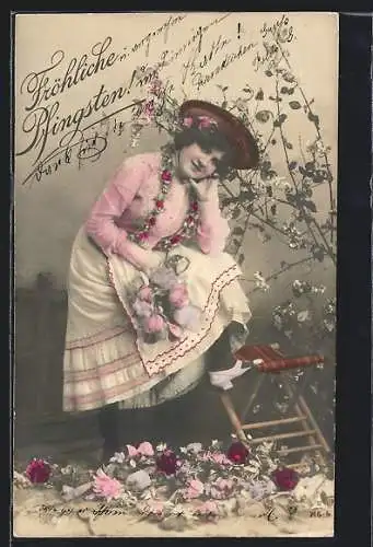 Foto-AK Photochemie Berlin Nr. 716-4: Junge Frau im rosanen Kleid stützt sich auf einen Klappstuhl