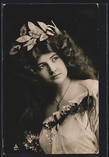 Foto-AK Photochemie Berlin Nr. 963-1: Junge schöne Dame mit Blätterkranz im Haar