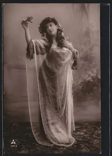 Foto-AK Photochemie Berlin Nr. 4297-2: Junge Frau im langen Kleid mit transparentem Tuch und Blatt