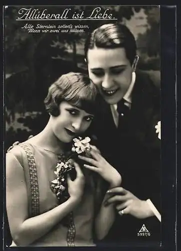 Foto-AK Photochemie Berlin Nr. 5997 /6: Junge Frau mit Blumenstrauss nebst ihrem Geliebten