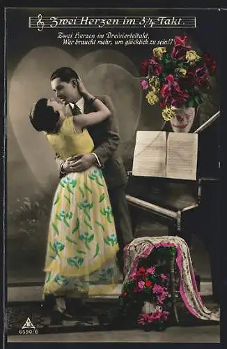 Foto-AK Photochemie Berlin Nr. 6590 /6: Liebendes Paar vor einem Kuss am Klavier
