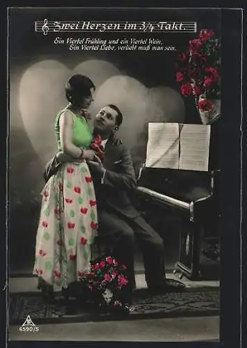 Foto-AK Photochemie Berlin Nr. 6590 /5: Junge Dame im Arm ihres Mannes, sitzend vor dem Klavier