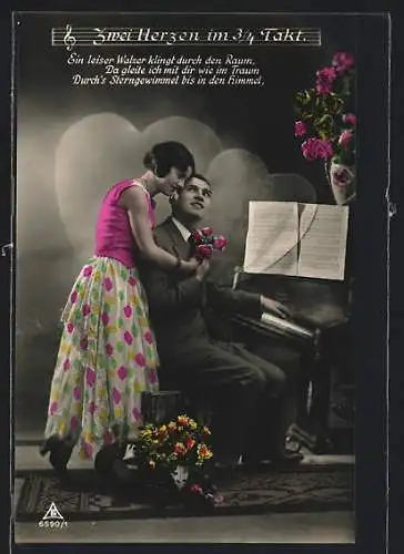 Foto-AK Photochemie Berlin Nr. 6590 /1: Junges Liebespaar mit Rosen vor einem Klavier