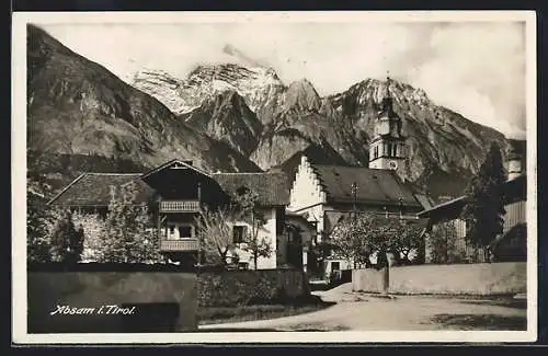 AK Absam i. Tirol, Ortspartie mit Kirche vor dem Alpenmassiv