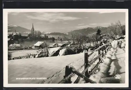 AK Radstadt, Ortsansicht mit Kirche im tiefen Winter