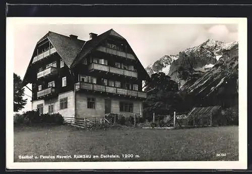 AK Ramsau am Dachstein, Gasthof und Pension Neuwirt gegen das Gebirgsmassiv