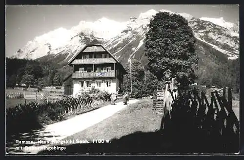AK Ramsau am Dachstein, Gasthof Haus Bergsicht mit dem Dachsteingebirge