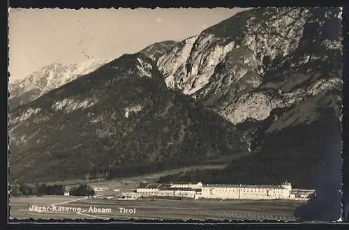 AK Absam /Tirol, Die Jäger-Kaserne gegen die Berge