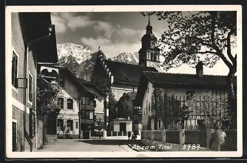 AK Absam /Tirol, Ortspartie mit Blick zur Kirche