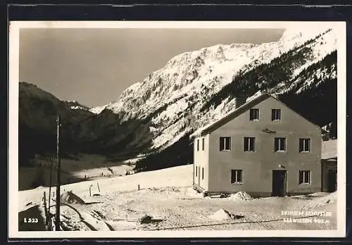 AK Seewiesen, Das Skiheim Schuster gegen die verschneite Berglandschaft