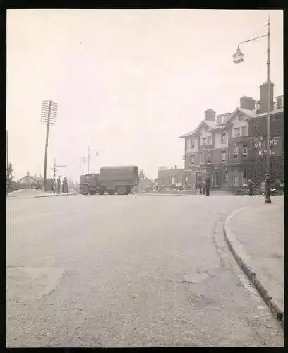 2 Fotografien Verkehrsunfall in North Camp, Milchlaster kollidiert mit LKW am The Queens Hotel, Nort Camp Street