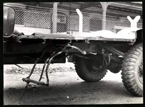 Fotografie Unfallwagen, beschädigiter LKW nach einem Unfall mit gebrochenen Getriebe