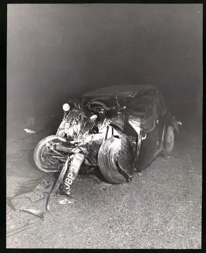 Fotografie Unfallwagen, Totalschaden an einem englischen Fahrzeug, Kennzeichen JBP 357, Auto