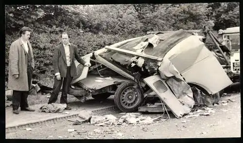 Fotografie Unfallwagen, beim Unfall zerstörter Wohnwagen wird vom Abschleppwagen abgeschleppt