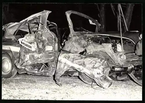 Fotografie Unfallwagen, komplett zerstörters Cabrio Auto hängt am Abschleppseil