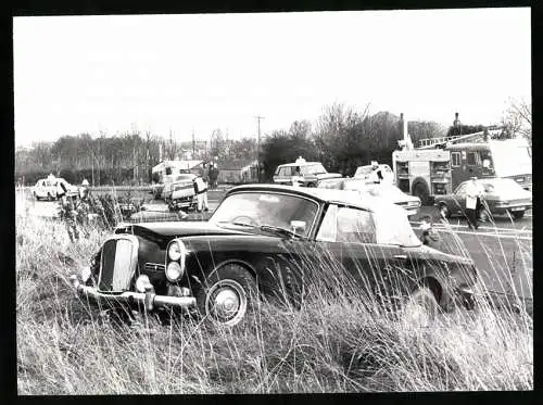 Fotografie Unfallwagen Alvis Cabrio, Polizei und Feuerwehr sperren Unfallbereich ab