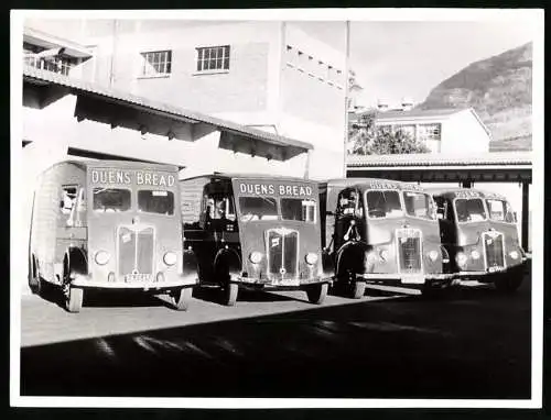 Fotografie GUY LKW, LKW Flotte der Firma Duens Bread auf dem Firmenhof