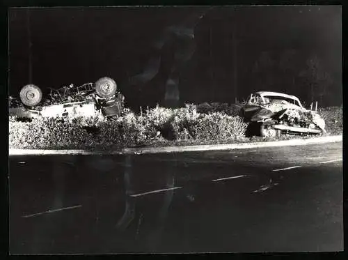 Fotografie Verkehrsunfall, zerstörte Limousine und LKW liegen im Strassengraben nach einem Autounfall