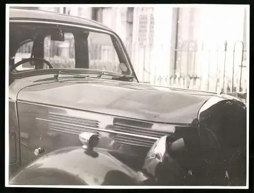 Fotografie englische Limousine mit Seitenschaden an der Motorhaube