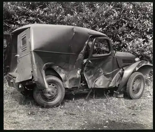 Fotografie Ford, zerstörter Ford Kastenwagen mit Totalschaden