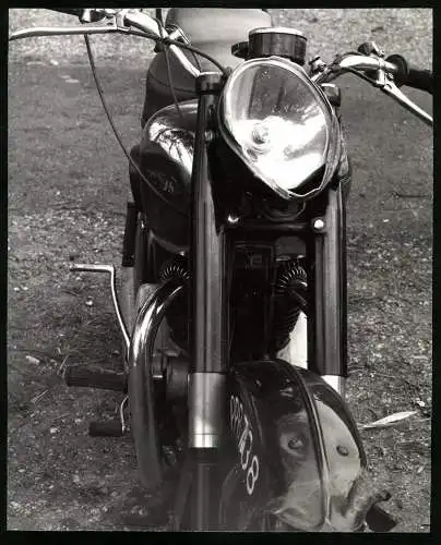 Fotografie BSA Motorrad, nach einem Unfall mit zerbeultem Kotflügel und Frontscheinwerfer