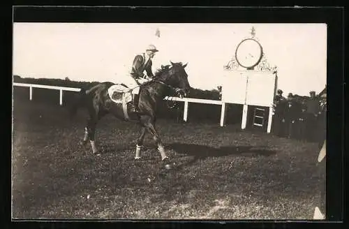 AK Jockey auf seinem Pferd vor Publikum