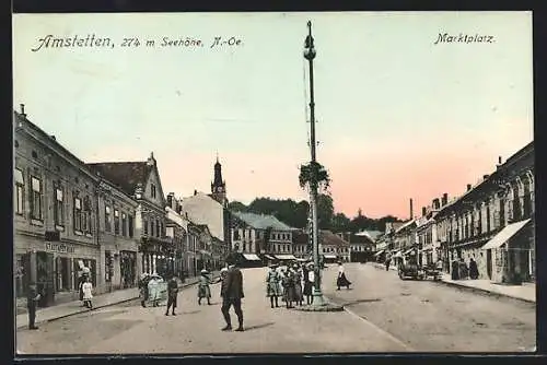 AK Amstetten /N.-Oe., Der Marktplatz mit der Stadtapotheke