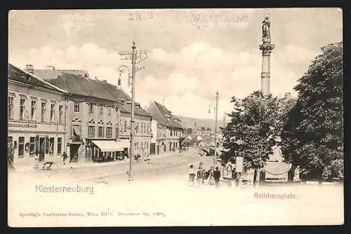 AK Klosterneuburg, Rathhausplatz mit Strasse und Säulendenkmal