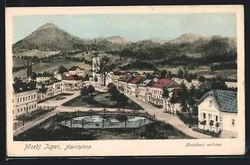 AK Markt Isper, Hauptplatz mit Teich, Kirche und Bergpanorama aus der Vogelschau
