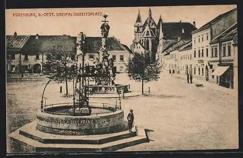 AK Eggenburg, Dreifaltigkeitsplatz mit Säulendenkmälern, Brunnen und Kirche