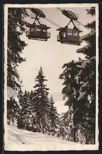 AK Oberwiesenthal, Seilbahn über einer schneebedeckten Landschaft