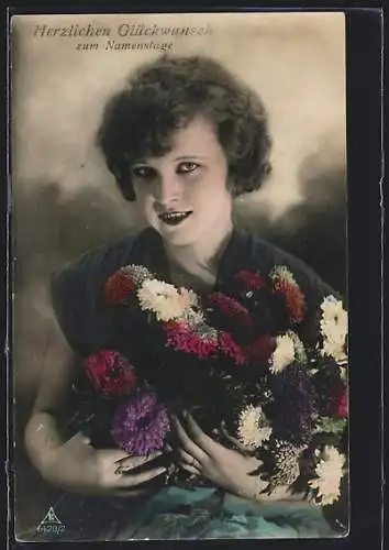 Foto-AK Photochemie Berlin Nr. 6428 /2: Junge Frau mit buntem Blumenstrauss lächelt den Betrachter an