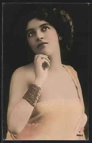 Foto-AK Photochemie Berlin Nr. 4773-2: Junge Dame im hellen Kleid mit breitem Armreif und verträumtem Blick